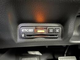 【ETC】有料道路を利用する際に料金所で停止することなく通過できる、ETC車載器（ノンストップ自動料金収受システム機器）が装備されています。セットアップを行うことで利用可能になります。