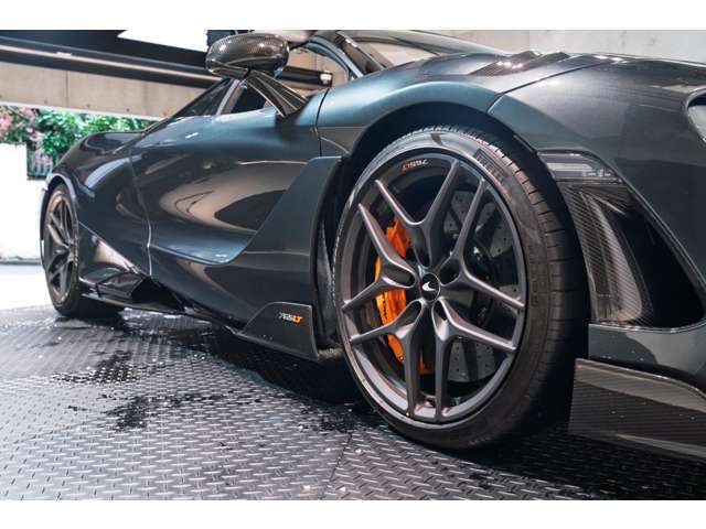 フロントタイヤは245/35ZR19 93Y、リアタイヤは305/30ZR20 103YのピレリP-ZEROタイヤを装着しております。