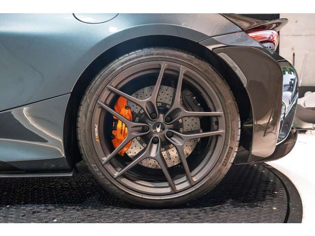 ブレーキシステムはカーボンファイバー製を採用しており、異次元の制動力を発揮します。