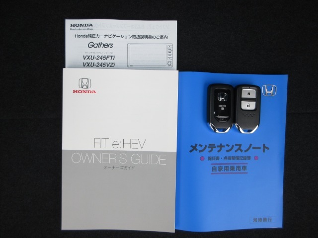 カギをバッグやポケットに入れたままでもドアロックの開閉やエンジン始動ができる『スマートキー』付き！暗くなってもキー穴を捜す必要が無くとっても便利ですから人気の装備です！