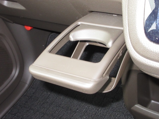 運転席と助手席の間には引き出し式のドリンクホルダーがあります。取りやすい位置にありますからドライブも楽しくなりますね！