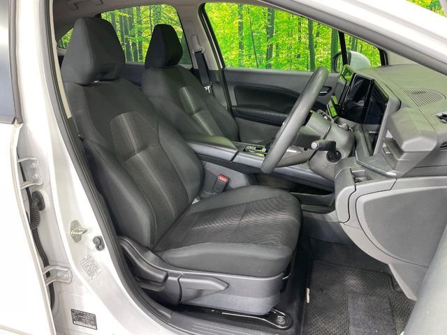 運転席まわりには十分なスペースがあり、大柄な方でもゆったり運転していただける環境です。