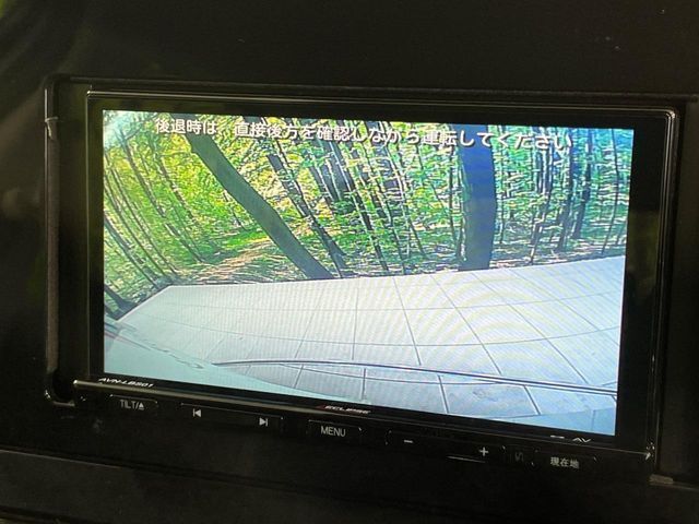 【バックカメラ】駐車時に後方がリアルタイム映像で確認できます。大型商業施設や立体駐車場での駐車時や、夜間のバック時に大活躍！運転スキルに関わらず、今や必須となった装備のひとつです！