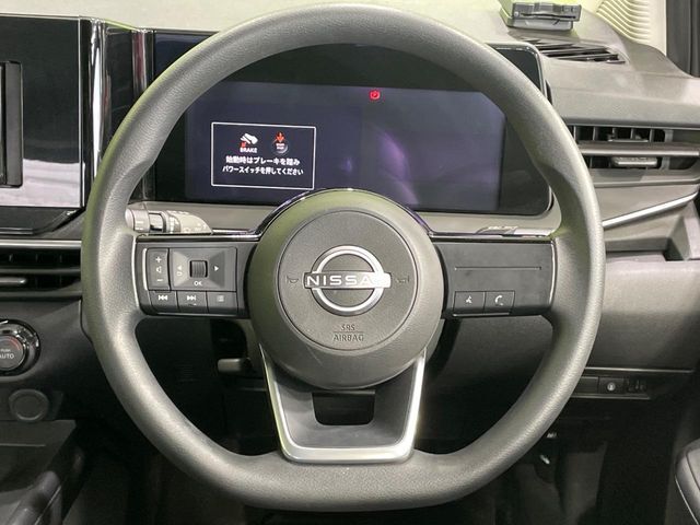 インテリアに合わせたデザインのステアリングは、運転される方のことも考え、運転しやすい形状、大きさです。是非一度、実際に触ってお確かめください。