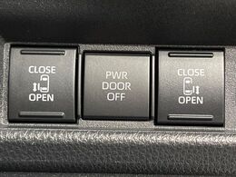 【ハンズフリー機能付き両側パワースライドドア】スライドドアの下に足先を入れてすぐ引くと、自動的にスライドドアが開閉します！荷物で両手がふさがった状態でも、ドアの開閉ができてとっても便利！