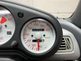 走行距離が5,590kmと非常に少ない為、ボディーはしっかりしており、サスペンションの減衰力もあるためガタピシ感が非常に少ない乗り味であることに加え、エンジン雑音が少なく静かで力強く滑らかに吹け上がります。