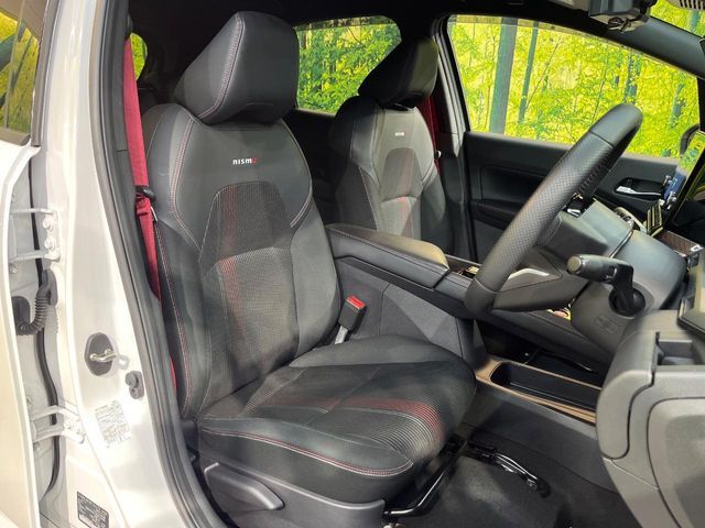 【ハーフレザーシート】高級感と座り心地を両立した人気のシート♪背面・座面のファブリック素材は、通気性の良さや滑りにくさに優れています。気温や服装に左右されず快適にお乗りいただけます。