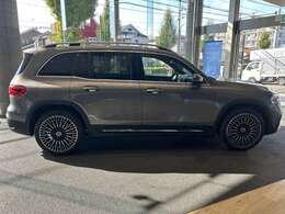 納車前整備はメーカー規定に基づき併設工場で入念に行います。メルセデス・ベンツ指定のツールと技術を用い、メーカーの研修を受けたメカニックがお客様のお車を整備いたします。神奈川運輸支局指定整備工場です。