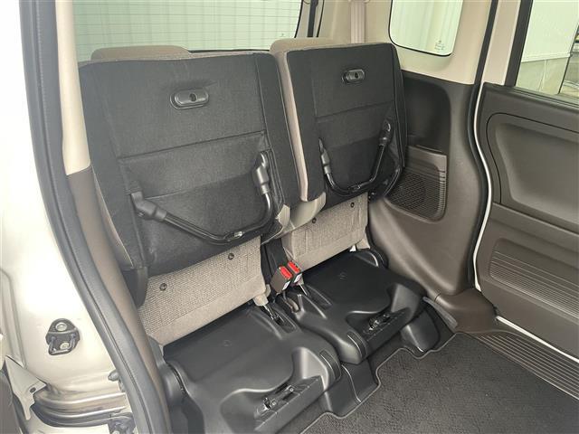 こちらフロアマットの写真になります。全車しっかり清掃済みです。別途、車丸洗いプランなどもありますので、是非、検討よろしくお願いします。中古車は一物一価なので、早い者勝ちです。お問合わせお待ちしてます！