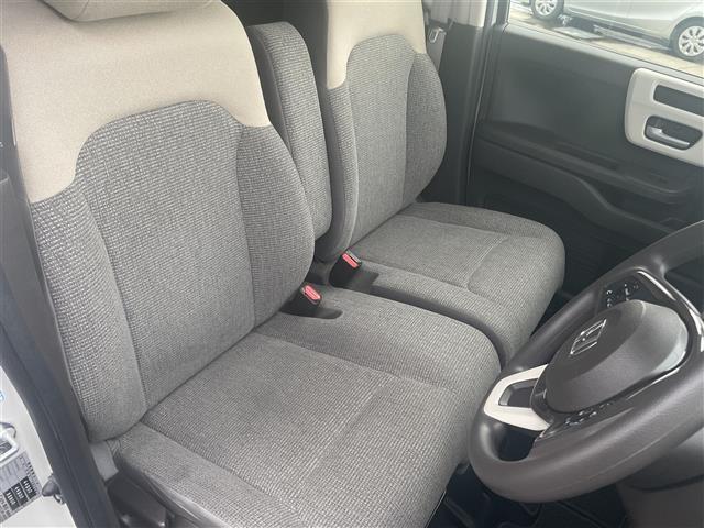 こちらは運転席のシートです。納車前には自社でしっかりクリーニングを行います。また、『AD除菌やシート撥水コーティング（別途料金）』などの、クリーニングメニューもご用意しております。