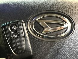 【キーフリーシステム】カバンやポケットに入れたままでもドアの施錠・解錠が可能なスマートキーを装備。エンジンのオン・オフ時もカギを取り出す必要が無いからとっても便利です♪