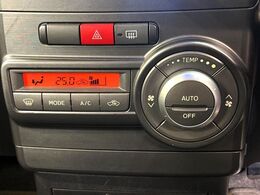 【オートエアコン】一度お好みの温度に設定すれば、車内の温度を検知し風量や温度を自動で調整。暑い…寒い…と何度もスイッチ操作をする必要はありません。快適な車内空間には必須の機能ですね♪