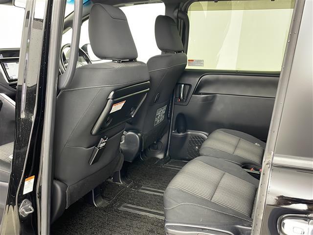 【フロアマット】車内を綺麗に保つのには必須のアイテムです。当店ではフカフカな新品マットも絶賛取り扱い中！ぜひご相談くださいませ。