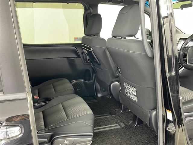 【フロアマット】車内を綺麗に保つのには必須のアイテムです。当店ではフカフカな新品マットも絶賛取り扱い中！ぜひご相談くださいませ。