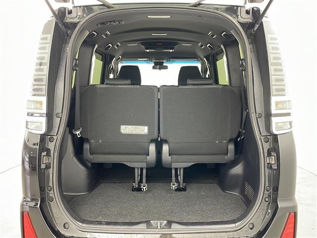 【トランク】積み込みやすくて、たっぷり積める荷室です。シートアレンジできるものは、乗車人数と荷物の量や大きさによってシートを動かすことができるので、より快適なドライブが可能です！