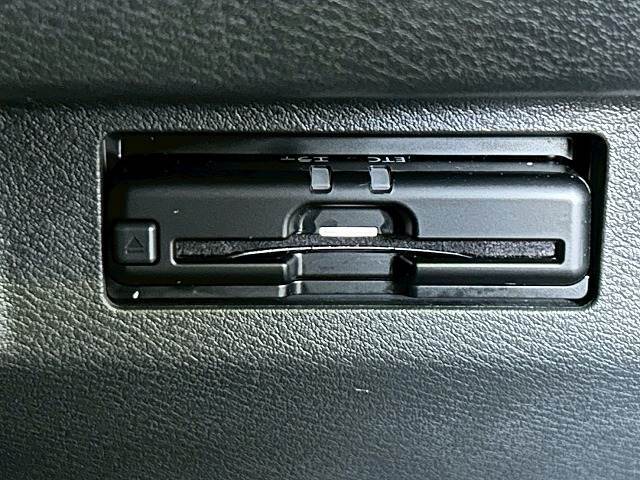 【ETC車載器】を装備しておりますので、ご納車直後からの遠距離ドライブも可能です。土日の利用料金の割引や、朝夕の通行料金を割引料金で高速道路をお楽しみいただけます。