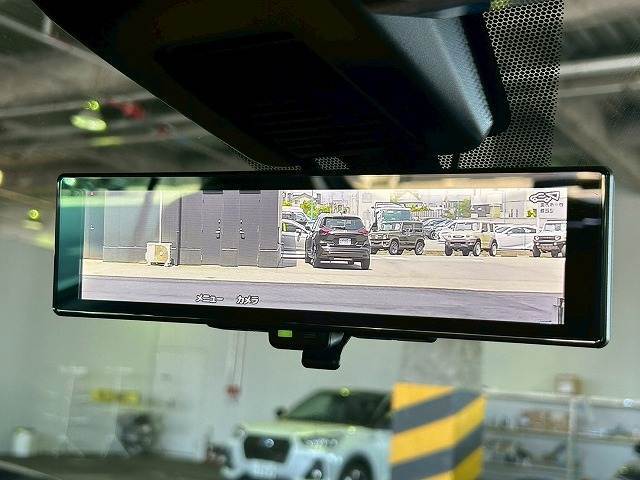 【デジタルインナーミラー】を搭載しております。車両後方のカメラ映像をミラー面に映し出すので、車内の状況や、天候などに影響されずいつでもクリアな後方視界が得られます。