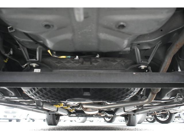 車両後方からの下回りです。マフラー防錆塗装や下回り防錆施工等も可能でございます。