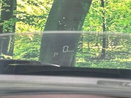 【ヘッドアップディスプレイ】現在の速度や走行情報をデジタル表示で運転席前方のガラスに投影！運転中、目線をずらさず必要な情報を確認できるのでとっても便利で安心！