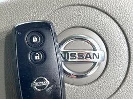 【インテリジェントキー】カバンやポケットに入れたままでもドアの施錠・解錠が可能なスマートキーを装備。エンジンのオン・オフ時もカギを取り出す必要が無いからとっても便利です♪