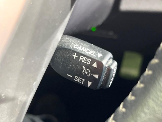 【クルーズコントロール】高速道路もラクラク走行。アクセルを離しても一定速度で走行ができ、長距離運転時の負担を軽減！加速・減速も簡単なスイッチ操作で調整できます。