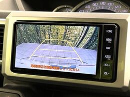 【バックカメラ】駐車時に後方がリアルタイム映像で確認できます。大型商業施設や立体駐車場での駐車時や、夜間のバック時に大活躍！運転スキルに関わらず、今や必須となった装備のひとつです！