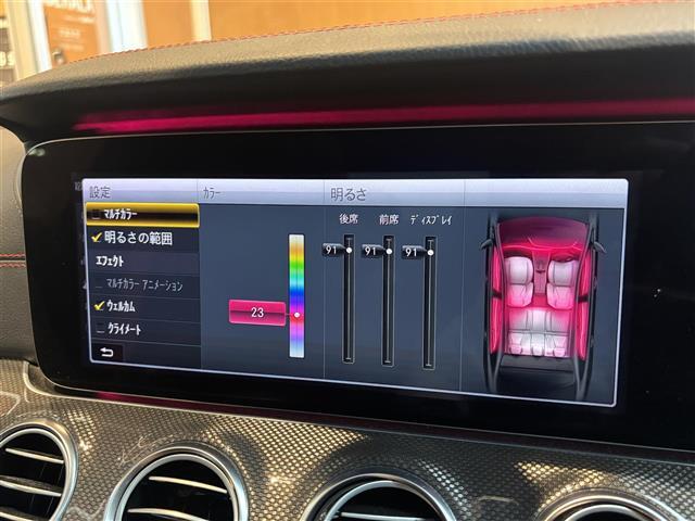 アンビエントライト：夜の車内をほんのり照らし、気分に合わせて自由に色を変えることができます！