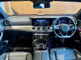 全体を俯瞰してみるとよく分かる、細部までこだわったデザインです！ドライバーの運転姿勢にもこだわっていることがよく分かります！