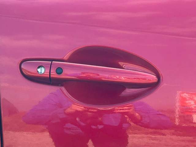 お車の状態は内外装共にとても綺麗な状態を保っておりますので私共でも自信を持ってお薦め出来る1台です！！同年式のお車と比べますと、大事にお乗りだった事を実感して頂けるはずです♪