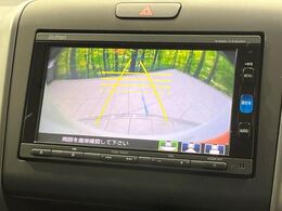 【バックカメラ】駐車時に後方がリアルタイム映像で確認できます。大型商業施設や立体駐車場での駐車時や、夜間のバック時に大活躍！運転スキルに関わらず、今や必須となった装備のひとつです！