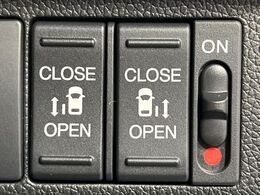 【両側パワースライドドア】スマートキーや運転席のスイッチで後席両側スライドドアの開閉が可能♪電動だから力を入れてドアを開ける必要が無く、小さなお子様でも簡単に開け閉めでき快適です♪