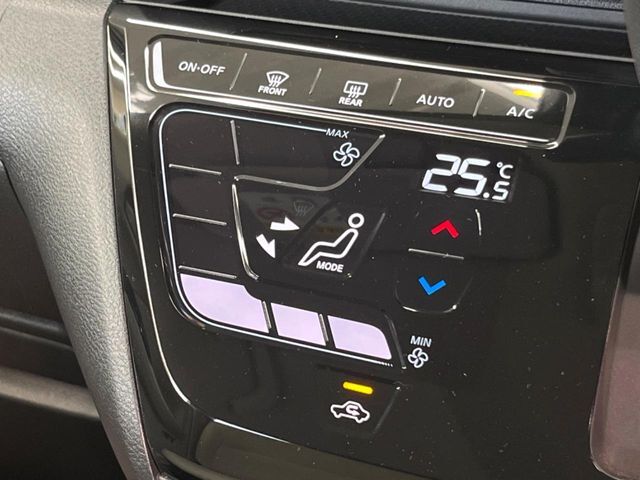 【オートエアコン】一度お好みの温度に設定すれば、車内の温度を検知し風量や温度を自動で調整。暑い…寒い…と何度もスイッチ操作をする必要はありません。快適な車内空間には必須の機能ですね♪
