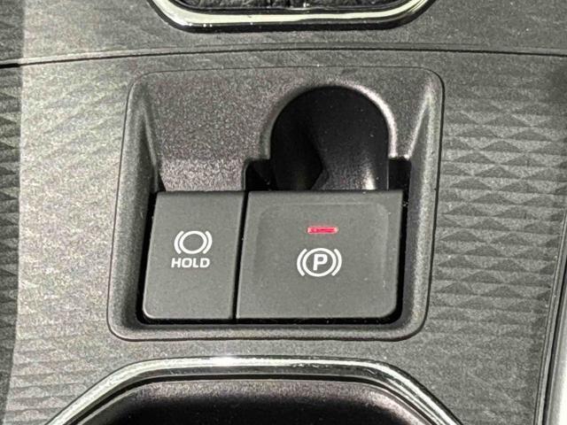 指先だけで簡単に操作が可能な電動パーキングブレーキを採用。「HOLD」スイッチを押すと、渋滞や信号待ちなどでブレーキペダルから足を離しても、ブレーキを保持するので安心です