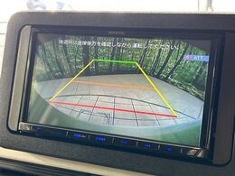 【バックカメラ】駐車時に後方がリアルタイム映像で確認できます。大型商業施設や立体駐車場での駐車時や、夜間のバック時に大活躍！運転スキルに関わらず、今や必須となった装備のひとつです！