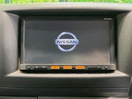 【純正ナビ】人気の純正ナビを装備しております。ナビの使いやすさはもちろん、オーディオ機能も充実！キャンプや旅行はもちろん、通勤や買い物など普段のドライブも楽しくなるはず♪