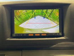 【バックカメラ】駐車時に後方がリアルタイム映像で確認できます。大型商業施設や立体駐車場での駐車時や、夜間のバック時に大活躍！運転スキルに関わらず、今や必須となった装備のひとつです！