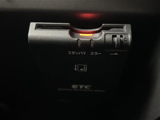 【ETC】有料道路を利用する際に料金所で停止することなく通過できる、ETC車載器（ノンストップ自動料金収受システム機器）が装備されています。セットアップを行うことで利用可能になります。