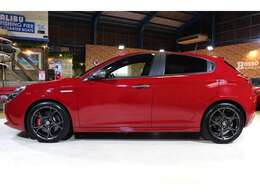 右ハンドルならではのダイナミックな操作性を存分に楽しめる一台で、令和8年6月まで車検が残っているため、安心してお乗りいただけます。