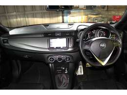 新入庫となりました2017yアルファロメオ ジュリエッタ ヴェローチェ アルファレッドは、走行距離が若干伸びているものの、内外装ともにコンディションは非常に良好です。