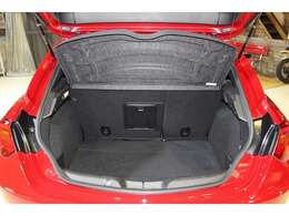 外装は艶やかで美しい仕上がりを保ち、内装には高級感あふれる黒革が採用され、清潔で落ち着いた空間を演出しています。