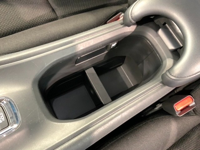運転席、助手席間にはカップホルダーがあります。
