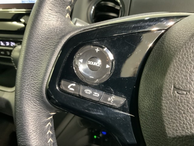 ステアリングにオーディオ操作スイッチが付いています。オーディオ画面に直接タッチしなくても操作が出来ますので、運転に集中できます。
