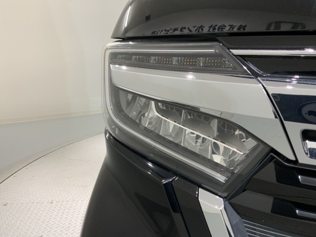 LEDヘッドライトは、点灯の瞬間から最大光量を発揮し、突然暗くなるトンネルなどでの安定感を高めます。