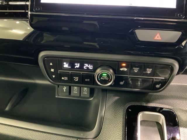 フロント両席にはシートヒーターが付いています！寒い日に便利な装備ですね。