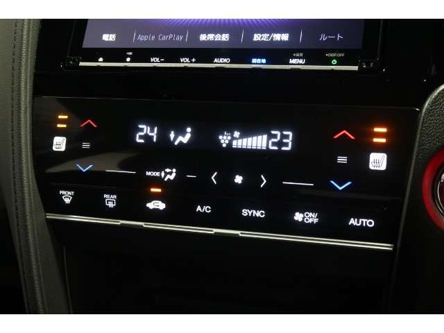 オートエアコンは左右席で独立温度コントロールが可能です。シートヒーター付きで、冷えた車内でもスイッチを押せば数秒で座面と背もたれがあたたかくなります。