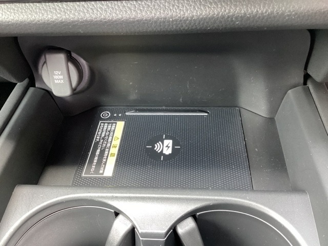 ワイヤレス充電器を装備してます。Qi（チー）規格対応のスマートフォンなどを置くだけでワイヤレスで充電可能です。またアクセサリーソケットも別途装備しています。