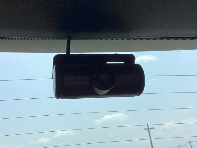 後方にもドライブレコーダーのカメラが付いています。前後両方でお車の周りを監視・記録いたします。