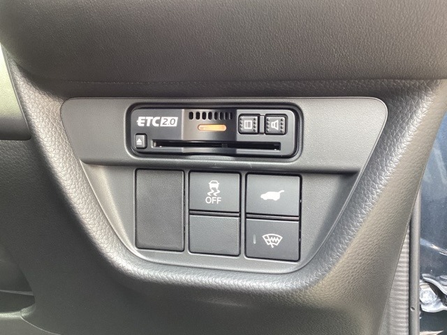 Hondaセンシング用の、VSA（ABS＋TCS＋横滑り抑制）解除スイッチなどはハンドルの右側に装備しています。その上にETC2.0がついています。高速道路の料金所の通過も楽々です。