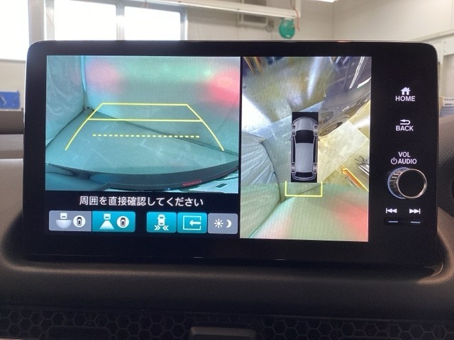 マルチビューカメラシステム搭載車です。お車の周囲を全方位でカバーします。後方・前方・両脇と、コンディションが悪い視界でもカラーモニターに映し出した映像がドライバーをサポートします。