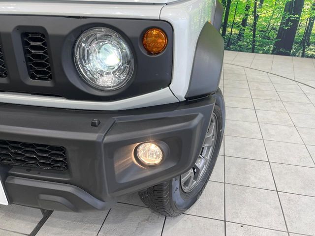 【LEDヘッドライト】悪天候や夜間走行時も良好な視界を確保し安心して運転できる高輝度LEDヘッドライトを装備！点灯速度が早く、消費電力も抑えられています。